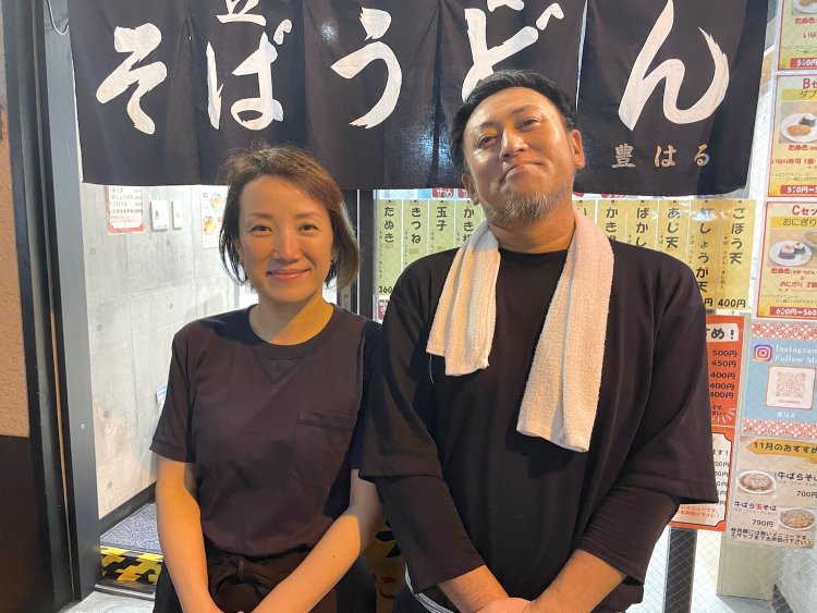 右が店主の西村歩さん。左はパートナーの石井千秋さん。