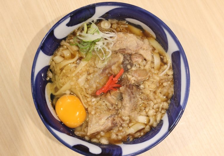 奥久慈卵を乗せたパイカ玉きしめん590円。ぜいたくなうまさ。