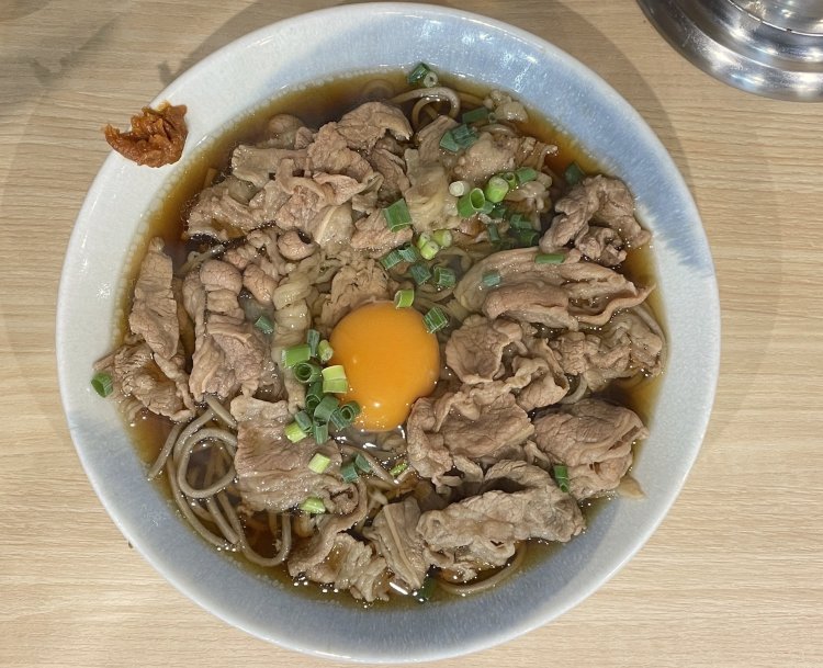 牛ばら玉そば790円。添えられたしょうが味噌がまた合う。