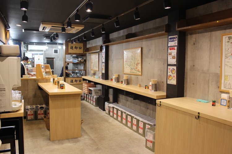 立ち食いオンリーの店内は清潔感がある。