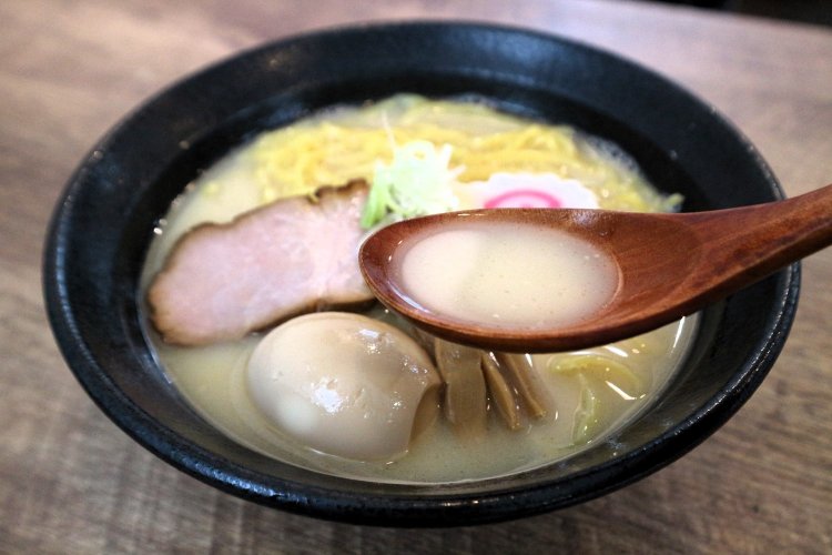 秘伝の白湯スープは、手もみ風の中太麺もスープによく絡む。