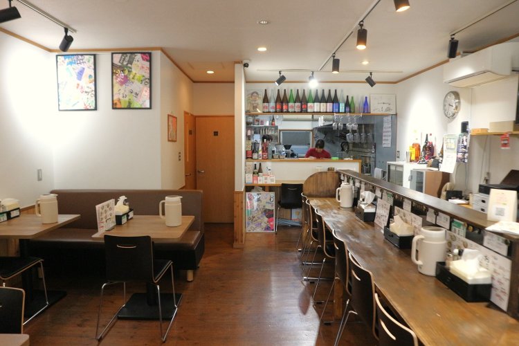 カウンターとテーブル席を配した、温かい雰囲気の空間。