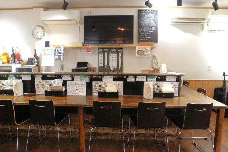 カウンター席は、しっぽりと飲める雰囲気。