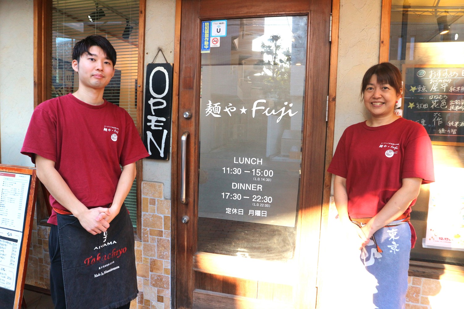 親子で店を切り盛りする、石川久美子さん（写真右）と達也さん（写真左）。