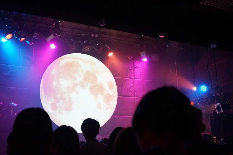 青山の静かな住宅街に輝く大きな満月。『青山 月見ル君想フ』が伝える、国境を超えたインディーズ音楽の面白さと熱さ