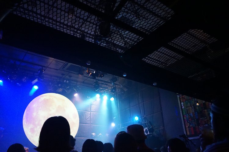 ステージに向かって降りていくと、巨大な月が出迎えてくれる。寺尾さんの取材前に、筆者がプライベートでライブハウスにお邪魔した日は、幻想的で美しいライティングで、演奏を聴く前から気持ちがたかぶった。