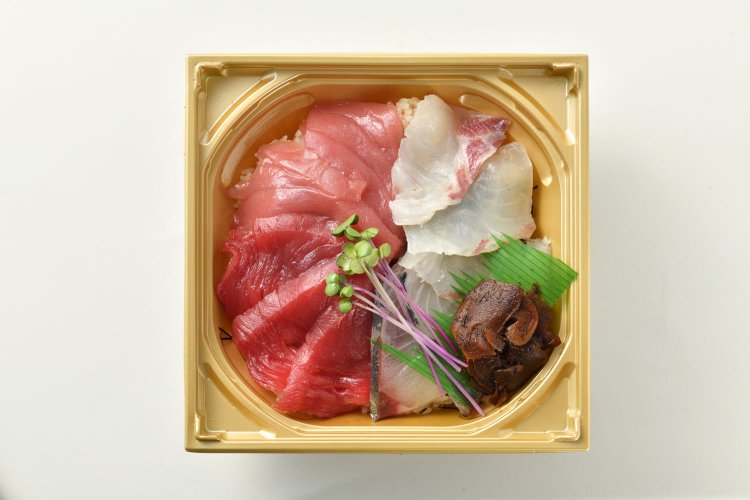 近大紅白丼 2200円。