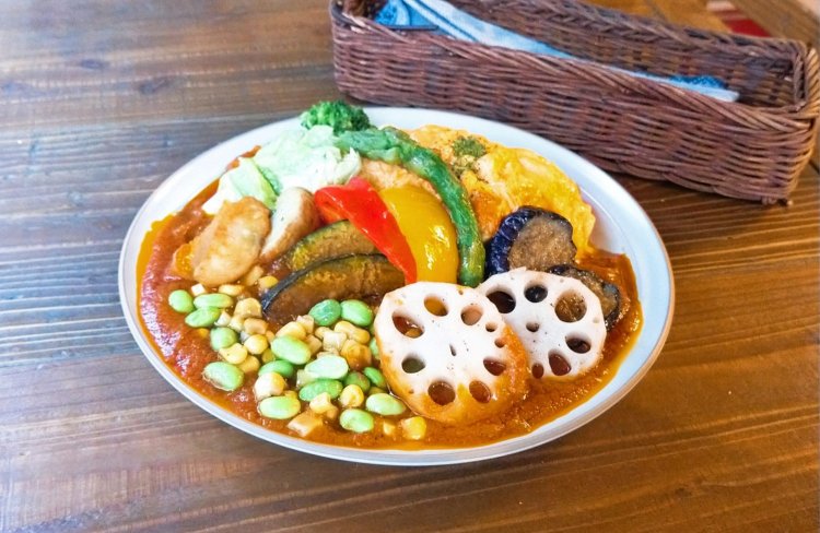 たっぷり野菜カレーオムライス1628円。野菜に隠れているがちゃんとオムライスも載っている。