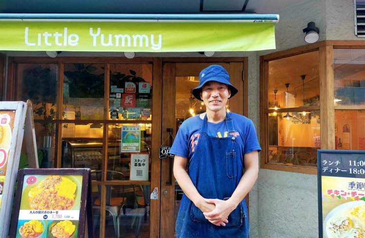 店主の結城さん。オシャレな帽子に陽気な人柄で、スタッフとも仲良し。取材中も何度も笑わされてしまった。