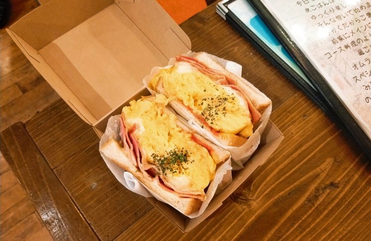 ベーコンオムレツサンド1188円。ふわふわのオムレツがふわふわのパンに挟まれた豪華な一品だ。