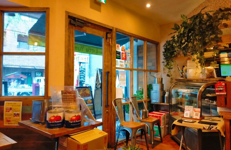 店内の様子。緑もあり、オシャレな雰囲気で居心地が良い。