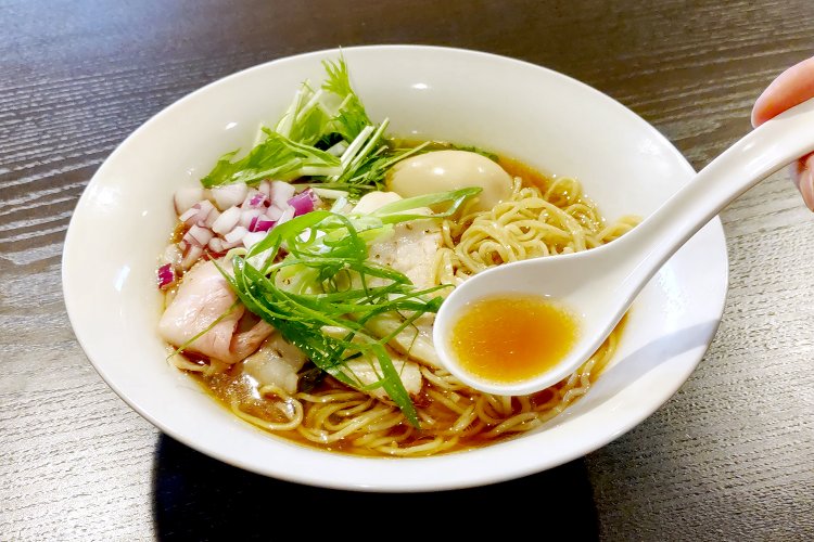 クリアなスープをひと口すすれば、鶏、貝、煮干し、醤油ダレなどが心地よいハーモニーを奏でる。