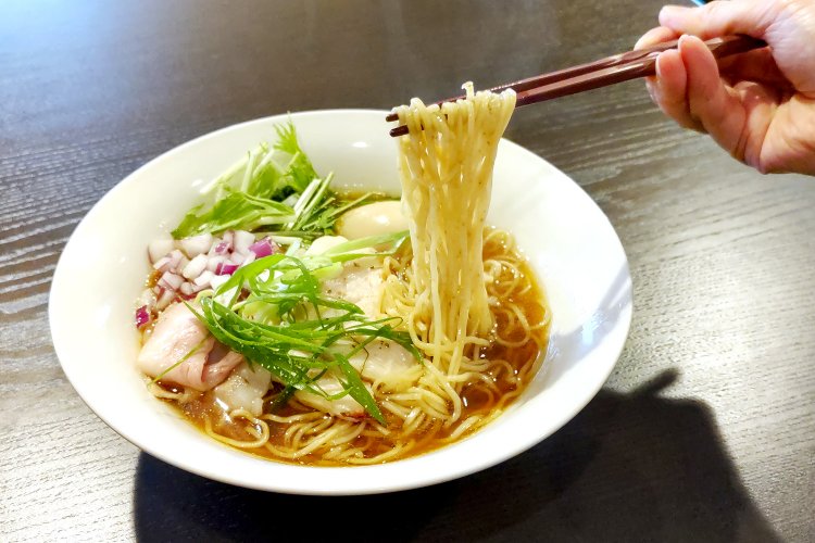 鶏×和風のスープによく合うストレート細麺。全粒粉が練り込まれたビジュアル面にも注目したい。