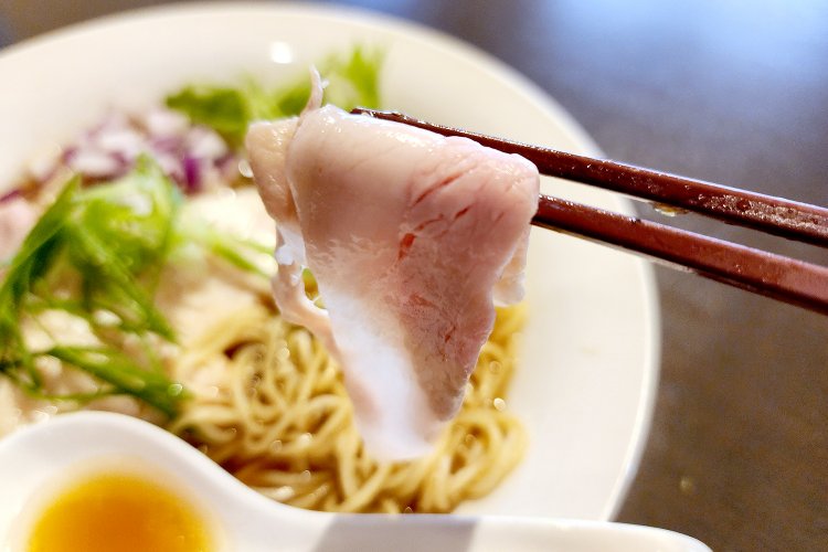 薄切りで柔らかい豚ロースのチャーシューは、噛むほどに旨味がじゅわっとあふれ出す。