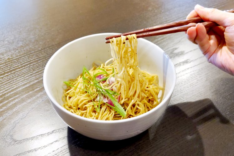 和え玉の麺は特製醬油そばと同じもの。ただし味付けが異なるため、ひと口目はそのままで。