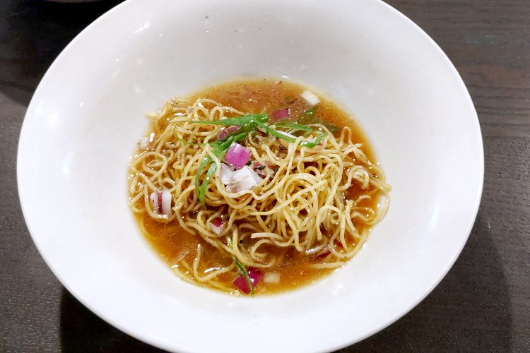 温存しておいたスープに和え玉をIN。煮干しの存在感が増したスープは、飲み干したくなること必至。