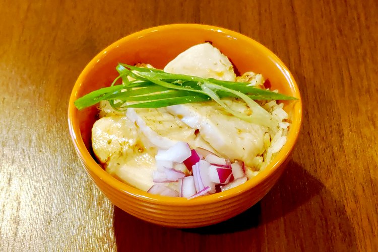 タイ米を採用した、ちょっと珍しい鶏飯。スープでタイ米を炊いているうえ、専用のタレで味付けしてある。