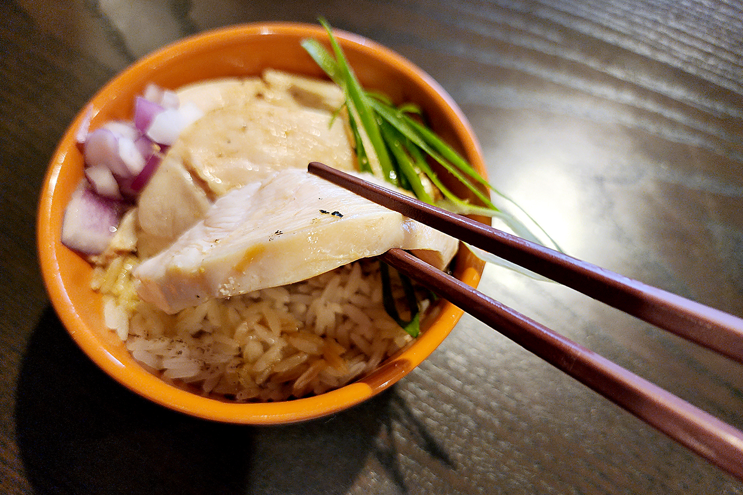 鶏胸肉のチャーシューは、タイ米に合わせても絶品。マリネと低温調理による風味と食感を味わおう。