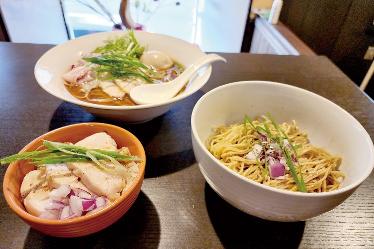 改良に改良を重ねてきた特製醬油そば、和え玉、鶏飯は、妥協を許さない前田さんの努力の賜物だ。