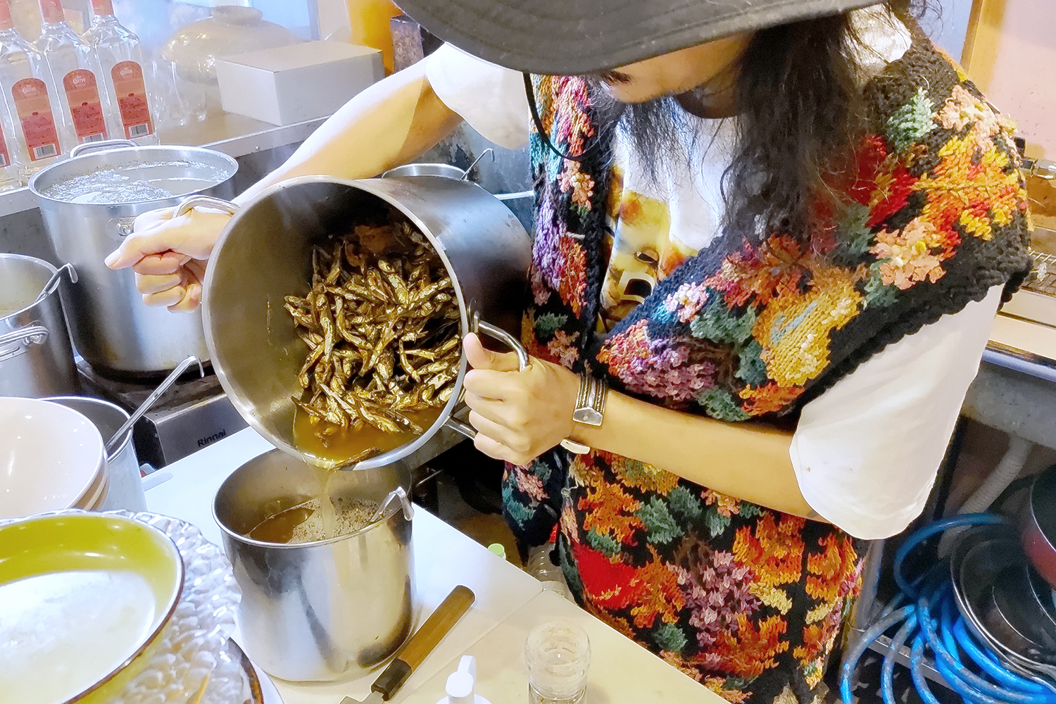 煮干しをはじめ、貝や昆布など、出汁にこだわった和風スープ。日々バランスを調節している。