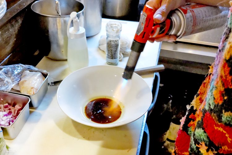 かえしもバーナーで温めておく。Wスープと合わせる前に欠かせない下準備のひとつだ。