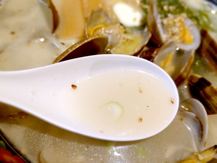 あさりのスープにゴマが浮かび、香ばしさをプラス。