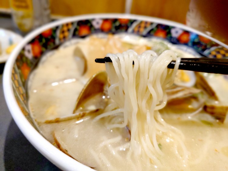 卵麺があさりスープを旨味ごと吸い上げて、箸を持つ手が止まらない。