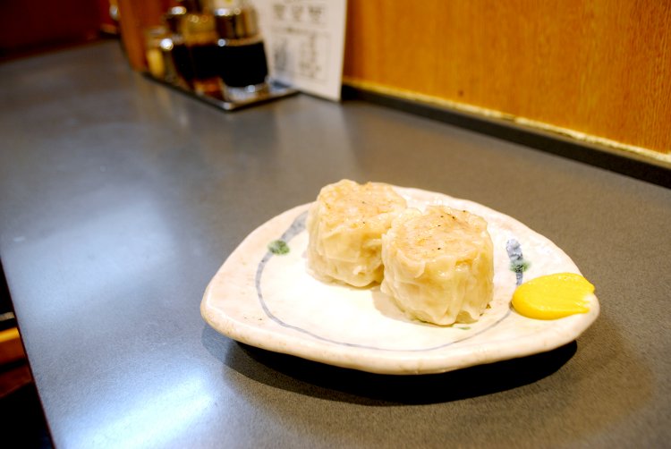 特許しうまい。夜は2個360円だが、昼は麺類とセットで270円のサービス価格。