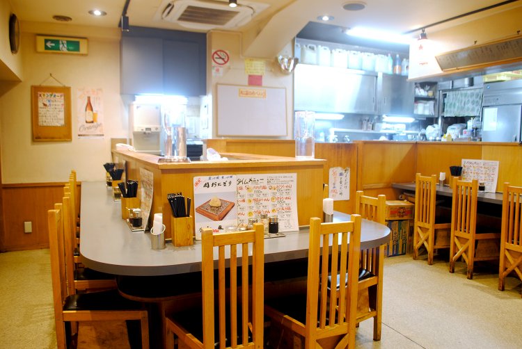 厨房に向かった奥のカウンターとU字カウンターの計17席。