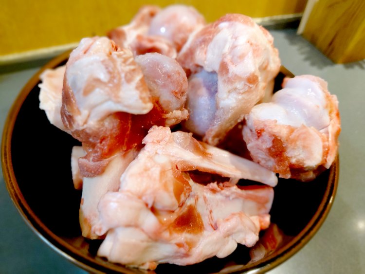 基本スープの材料の1つ、げん骨。