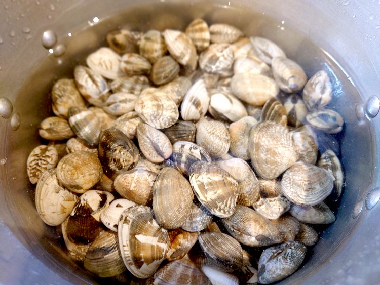 新鮮なあさりを砂抜きしてたっぷり使用。