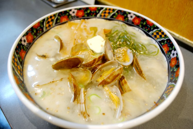 あさりらーめん900円。殻付きのあさりがたっぷり！