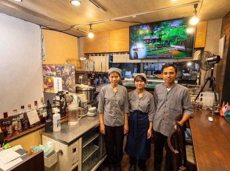 店長のタンミンアウンさん（右）はじめスタッフはみなラカイン族の人々だ。