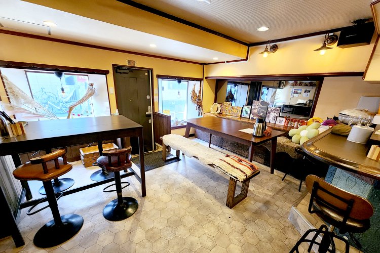 外観に負けず劣らずラーメン屋らしからぬ店内。妙に居心地がいいのは、ここがバーでもあるからなのかも。