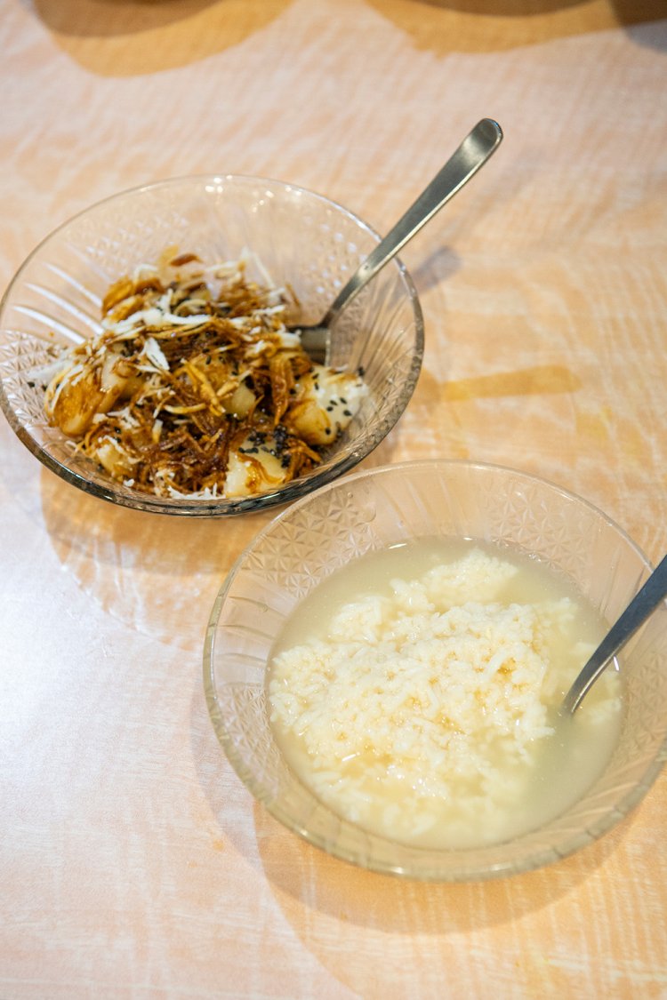 上は蒸したもち米のココナツと黒砂糖ソースがけ。下はもち米を発酵させて冷やしたものでフルーティー。