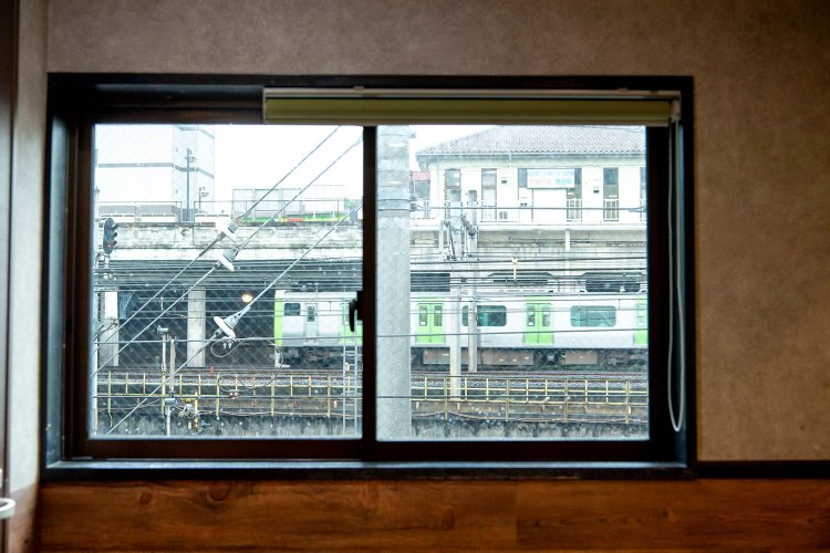 窓からよく見える山手線に乗って、ラカインの人々も店にやってくる。