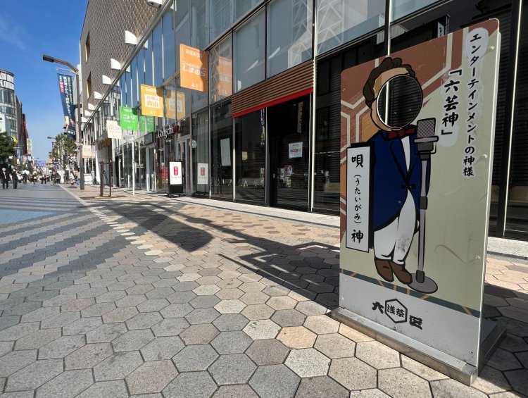 かつて浅草の象徴だった松竹座は１９６３年に閉館、現在は商業施設の浅草ROXになっている。