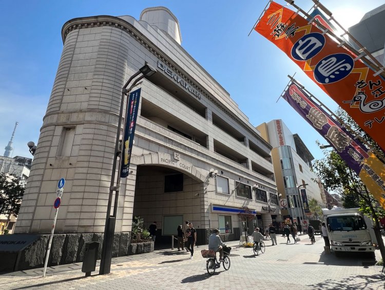 日本初の映画館「電気館」の跡地。1976年に閉館して、現在は商業施設と賃貸マンションになっている。