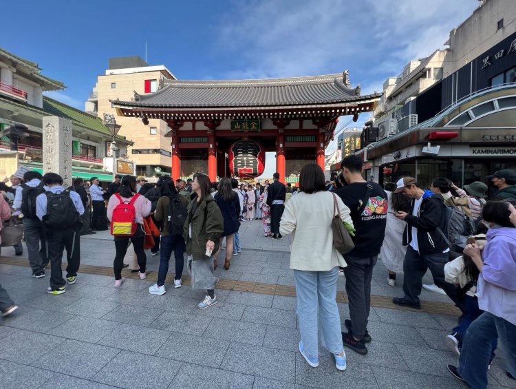 浅草寺の雷門。当時も、まあ……こんな感じでにぎわっていたはず。