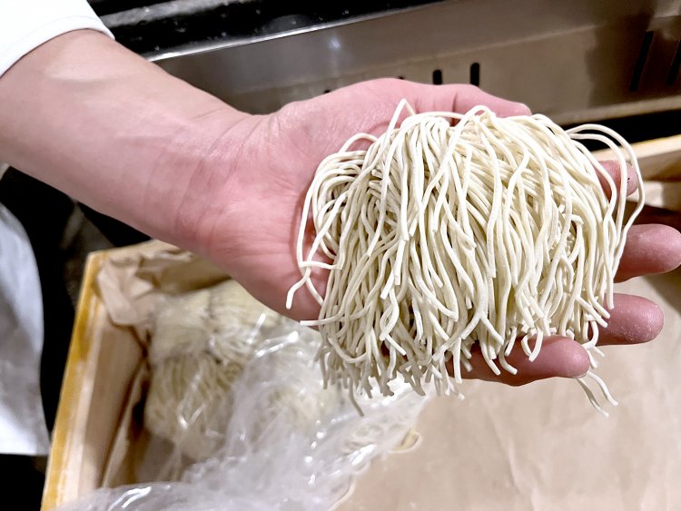 担々麺と塩そばには細麺を使用している。