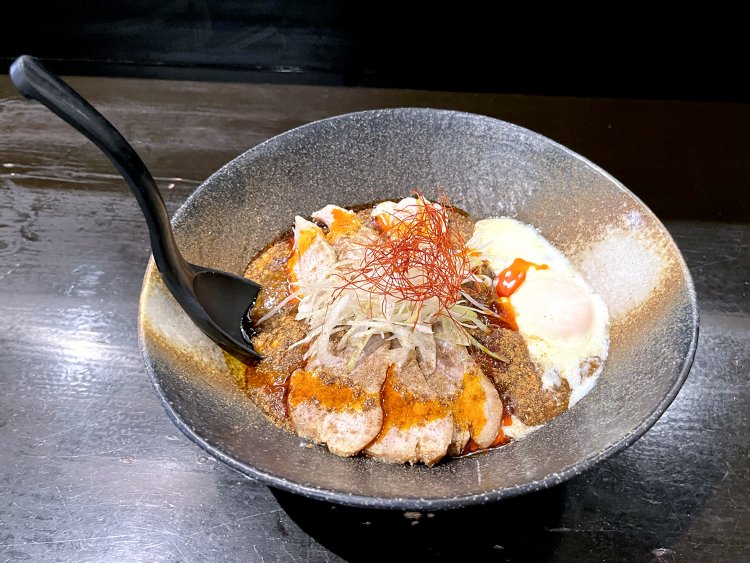 麻婆まぜそば1050円。テーブルに供された途端にスパイシーな香りがして食欲をそそる。