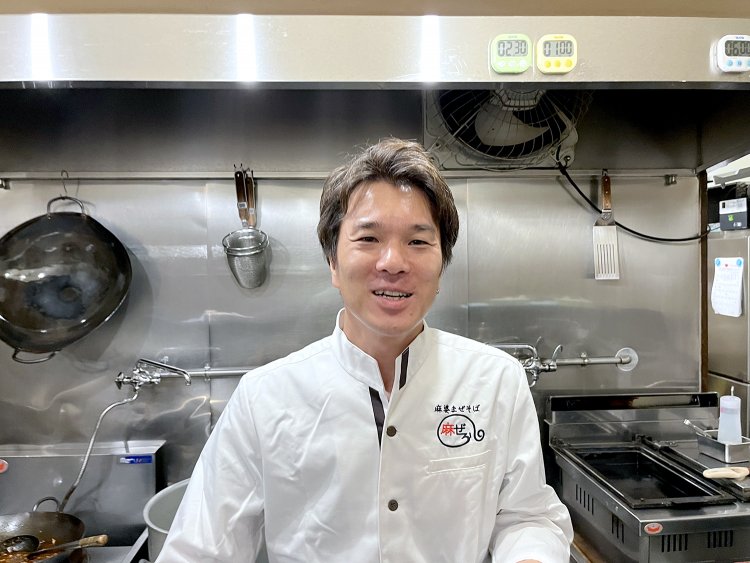 店主の前田藤郎さん。