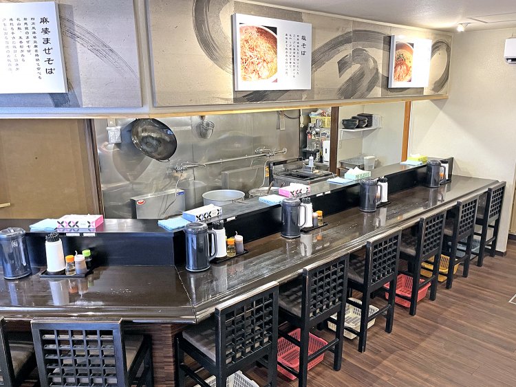 L字型のカウンターから前田さんが調理する様子が見られる。