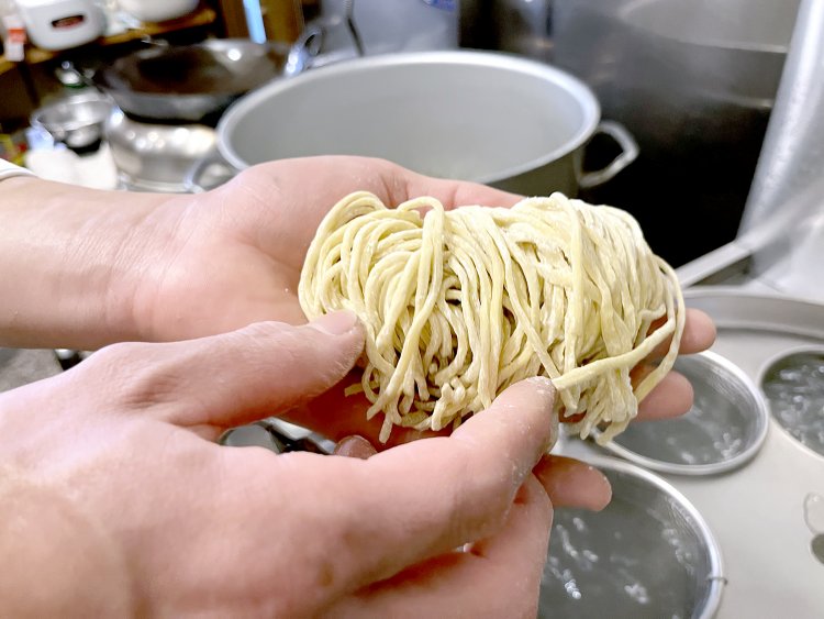 やや太めで短くカットされたまぜそば用の麺は、製麺所・大栄食品の特注品。
