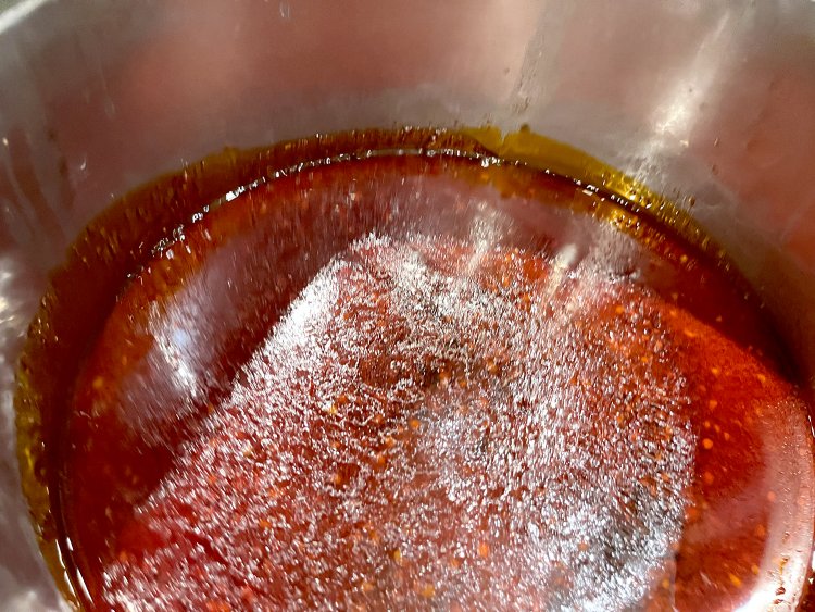 ベースのスープは真っ赤っか！　まさに血の池地獄。