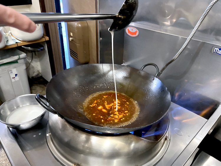 水溶き片栗粉を少しずつ入れてほどよい固さの麻婆豆腐を作る。