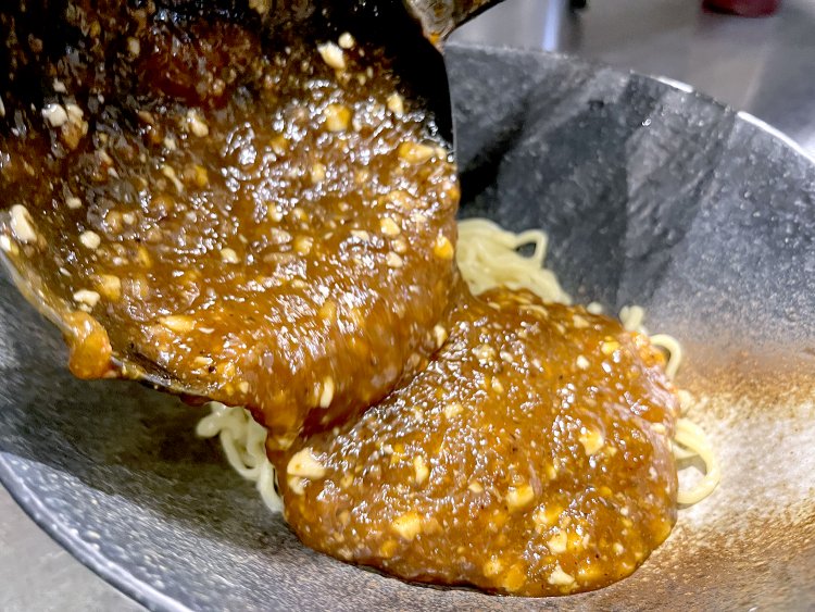 艶やかな麻婆豆腐を麺の上にとろ〜りとかけて鶏もも肉の蒸し鶏とチャーシューをトッピング。