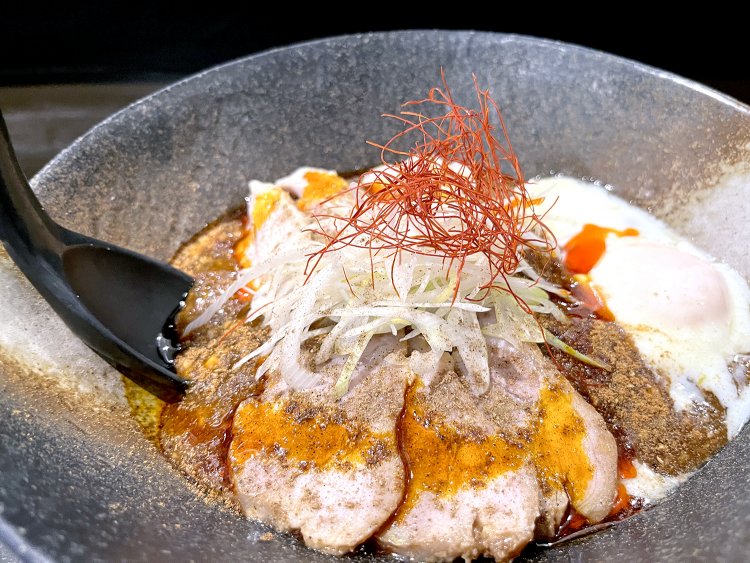 テーブルに供された途端にスパイシーな香りがして食欲をそそる。