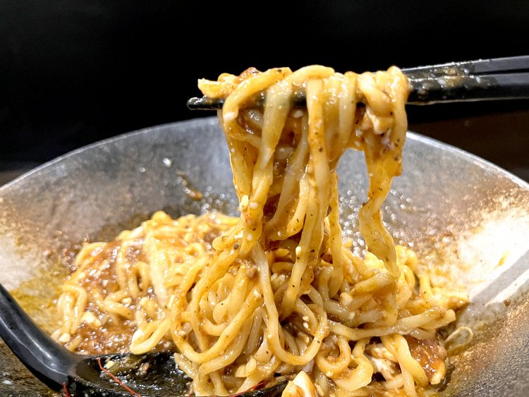 確かに、麺が短いから麻婆豆腐がよく混ざるし、箸で取りやすい。