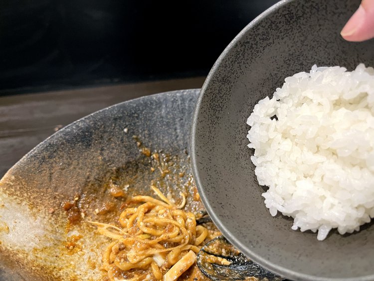 シメは無料の半ライスで、残った麻婆豆腐を最後まで食べちゃおう。